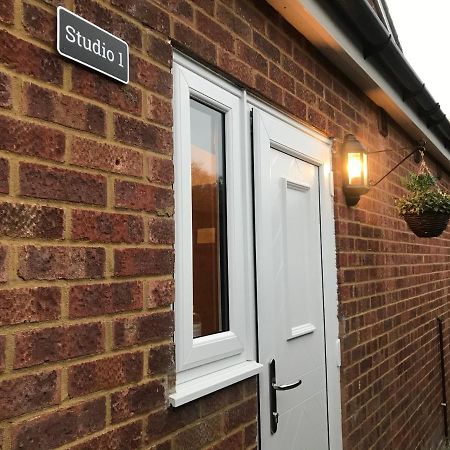 Studio-1-Staines/Heathrow/London-Own Entrance المظهر الخارجي الصورة