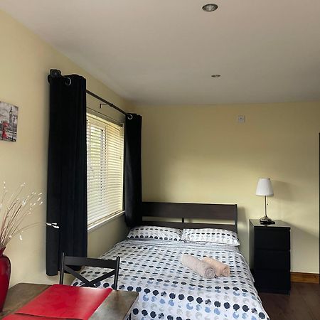 Studio-1-Staines/Heathrow/London-Own Entrance المظهر الخارجي الصورة