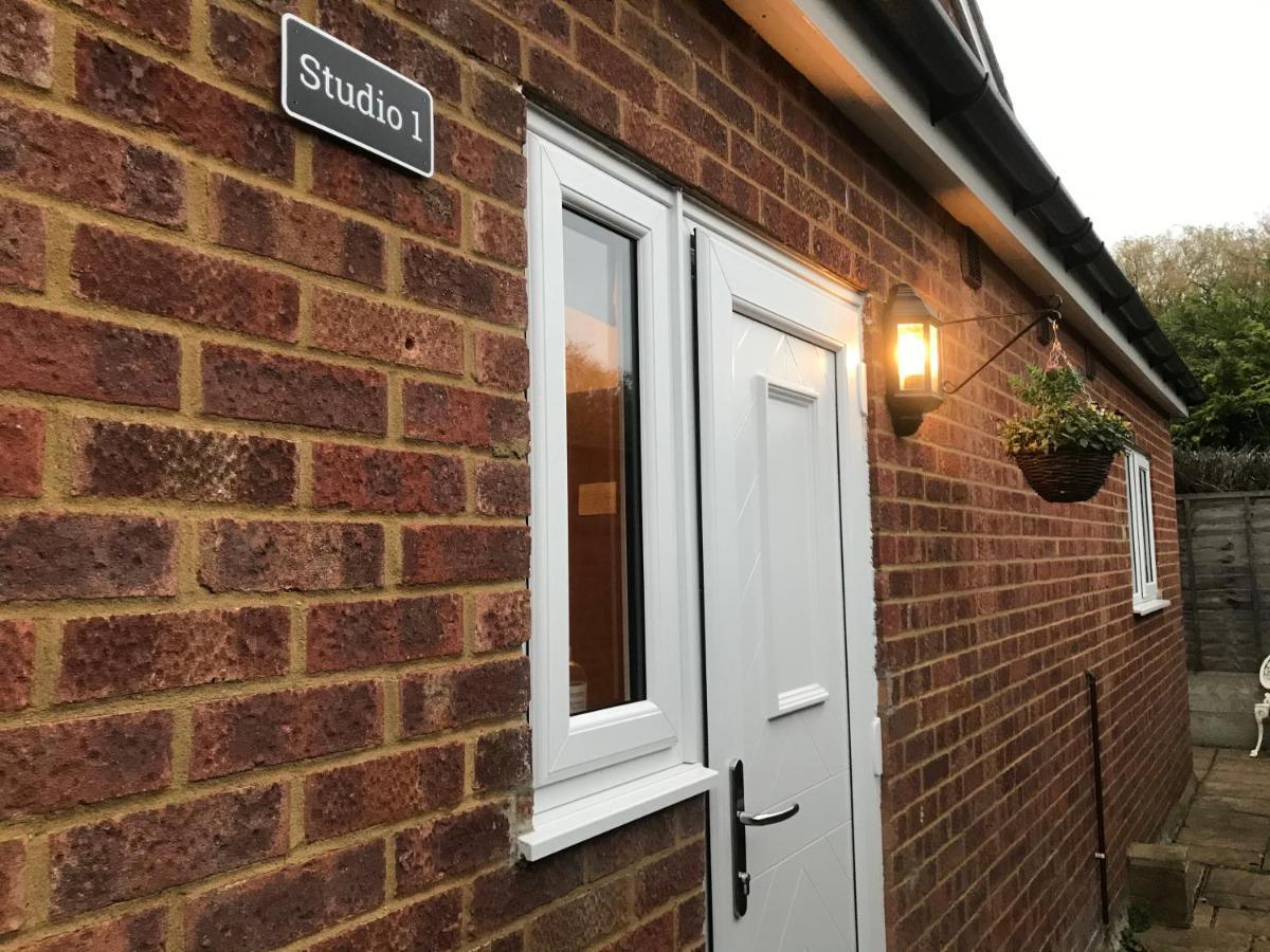 Studio-1-Staines/Heathrow/London-Own Entrance المظهر الخارجي الصورة