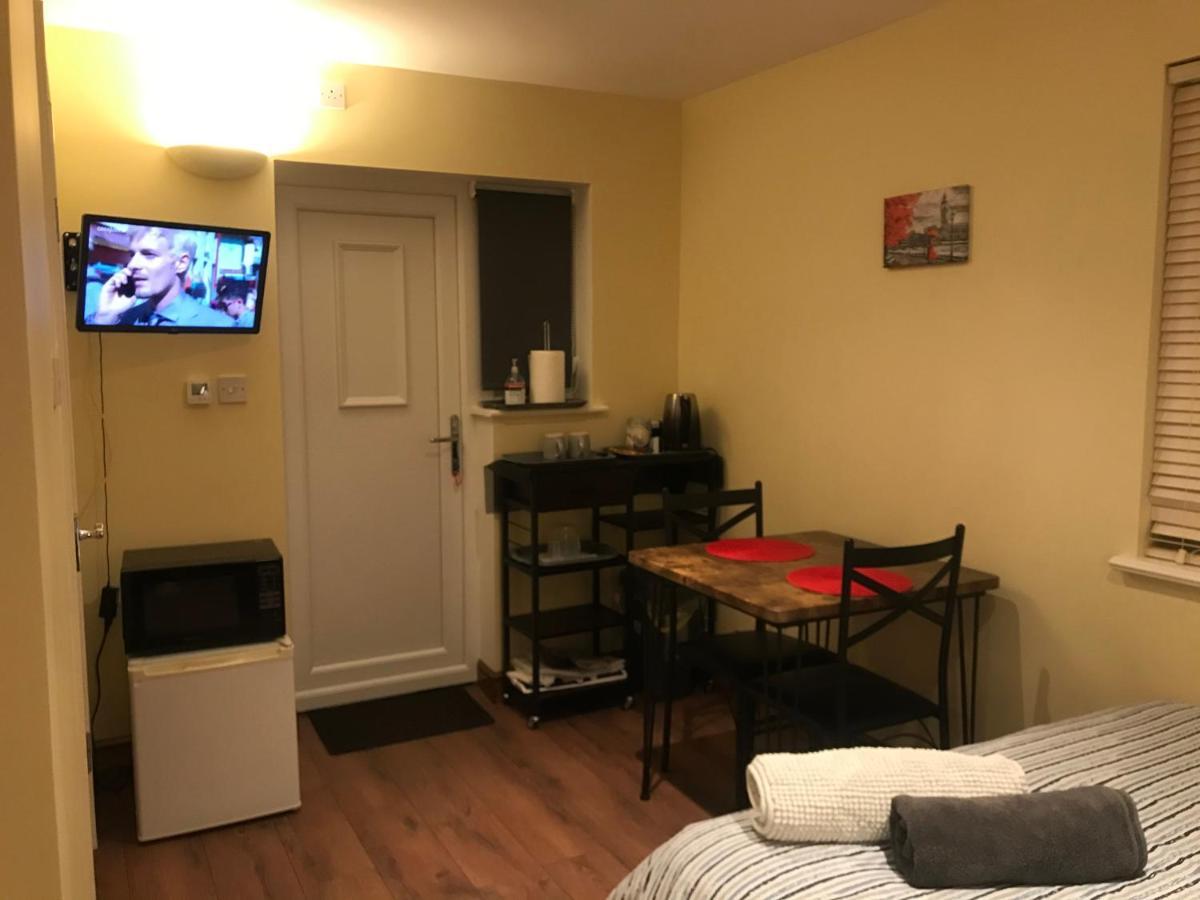Studio-1-Staines/Heathrow/London-Own Entrance المظهر الخارجي الصورة