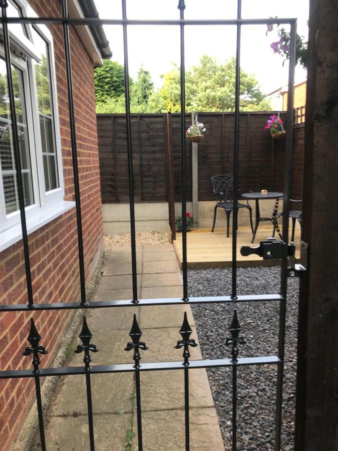 Studio-1-Staines/Heathrow/London-Own Entrance المظهر الخارجي الصورة