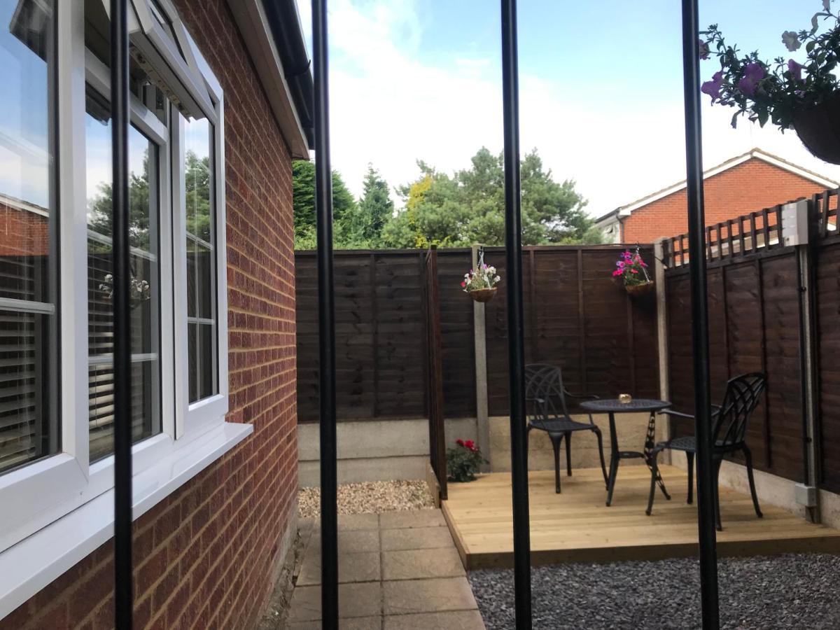 Studio-1-Staines/Heathrow/London-Own Entrance المظهر الخارجي الصورة