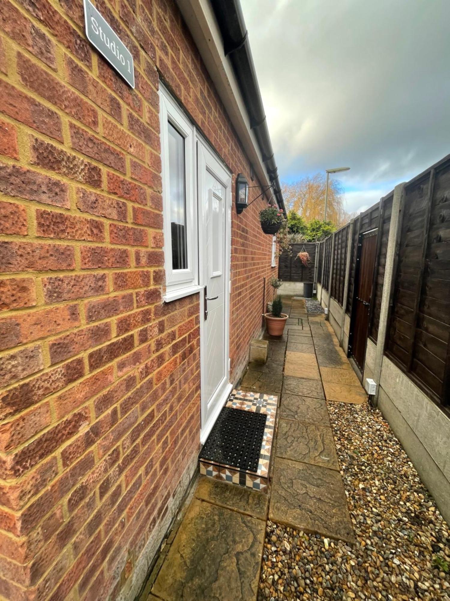 Studio-1-Staines/Heathrow/London-Own Entrance المظهر الخارجي الصورة